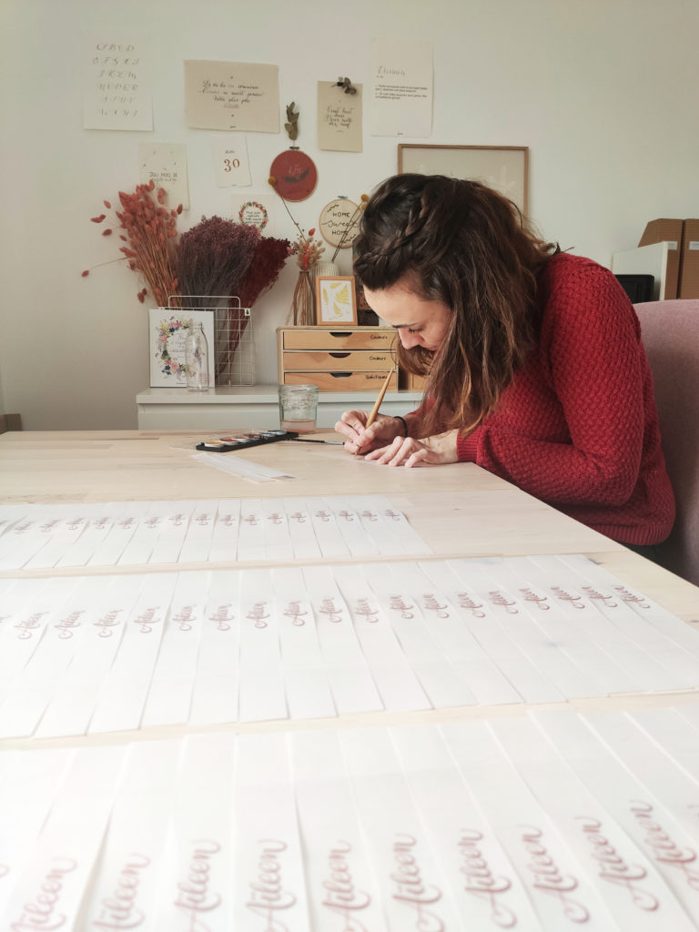 Ecriture à la plume pour un faire-part de naissance