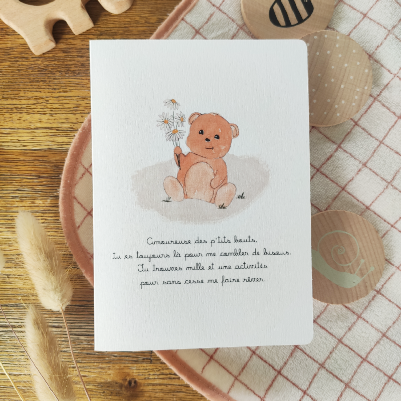 _______
PETIT DEVIENDRA GRAND
 

Une jolie carte illustrée d'un ours en peluche tenant dans sa main un bouquet de pâquerettes, réalisé à l'aquarelle avec un petit texte composé par mes soins.
Idéal pour offrir aux assistantes maternelles et aux personnels de crèche

 

•  Carte avec ouverture pour inscrire un message à l'intérieur
•  Format plié : 110 x 148 cm
•  Format ouvert : 210 x 148 cm
•  Intérieur vierge
•  Bords arrondis
•  Fournis avec une enveloppe kraft
•  Impression numérique sur papier texturé de qualité de 250g
•  Non personnalisable

 

 

 

Pour compléter votre collection, pensez à l'associer avec les autres cartes de la boutique.